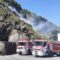 Incendio forestal na ladeira dun monte detrás da depuradora no porto de Malpica de Bergantiños